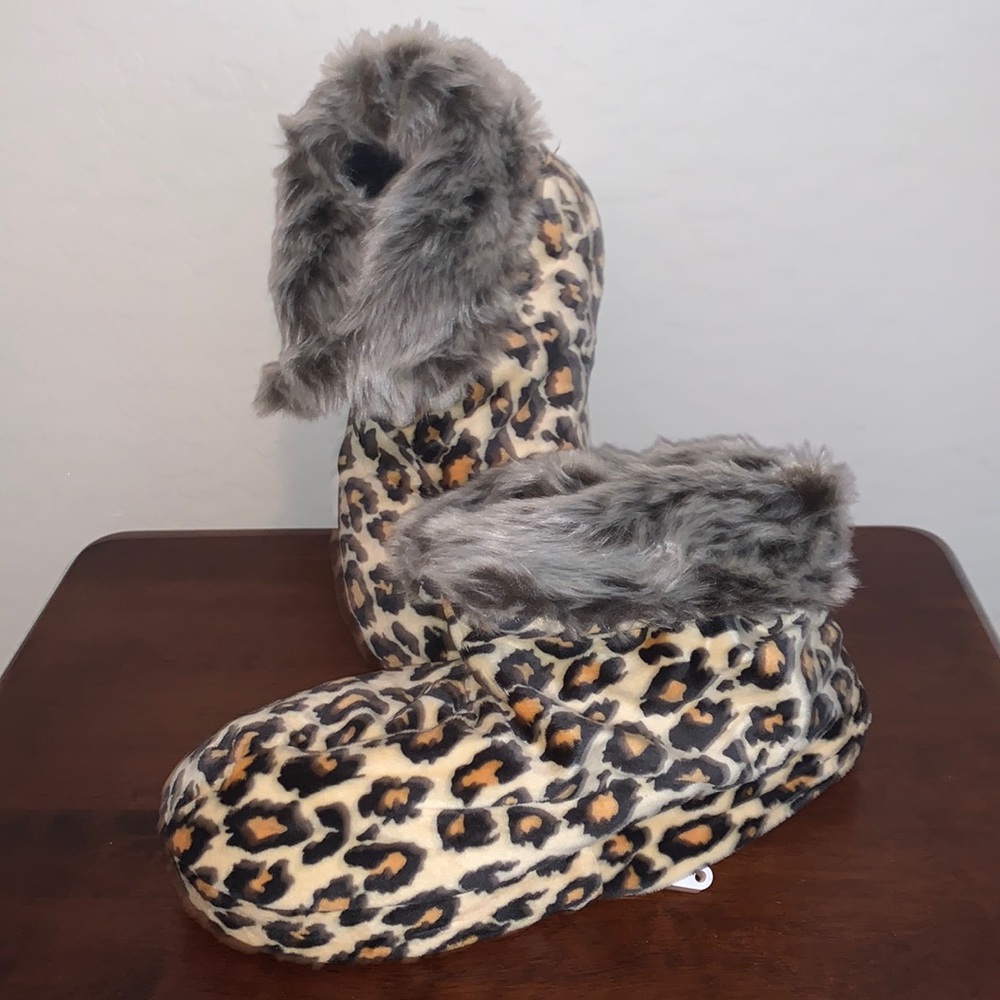 MASSAGING PUSH BUTTON BRAND NEW SIZE SMALL SLIPPPERS